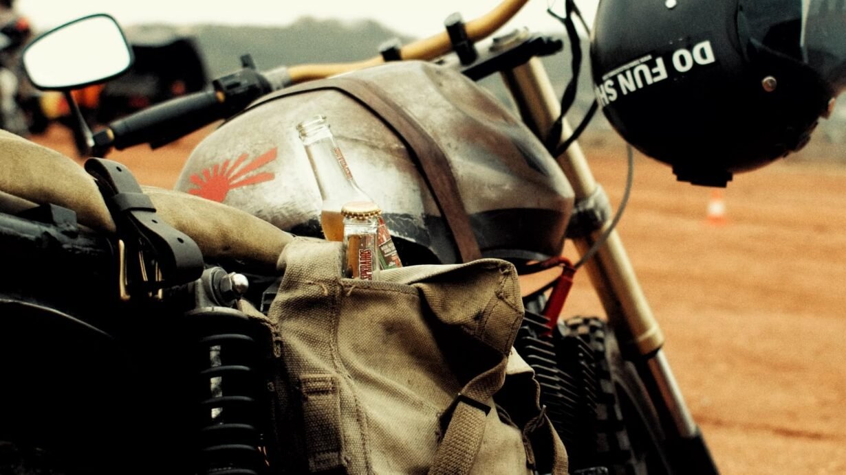 Moto avec casque et bouteille sur un terrain de course