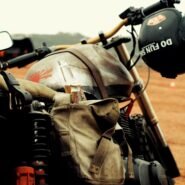 Moto avec casque et bouteille sur un terrain de course