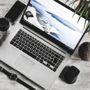 Ordinateur portable avec accessoires sur une table