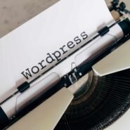 Machine à écrire avec une feuille marquée WordPress