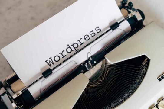 Machine à écrire avec une feuille marquée WordPress