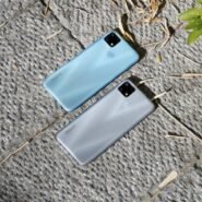 Deux smartphones posés sur un sol pavé