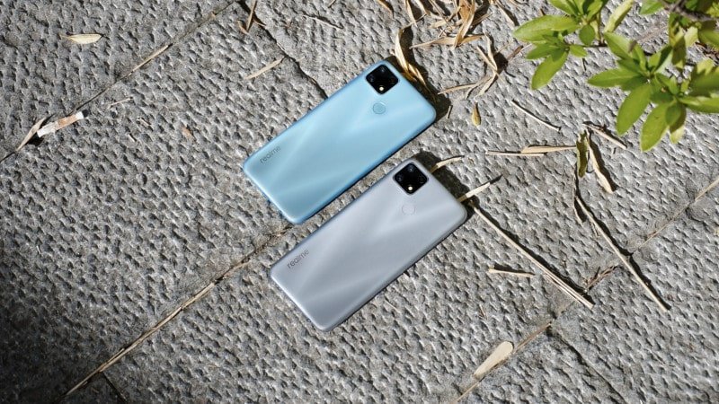 Deux smartphones posés sur un sol pavé