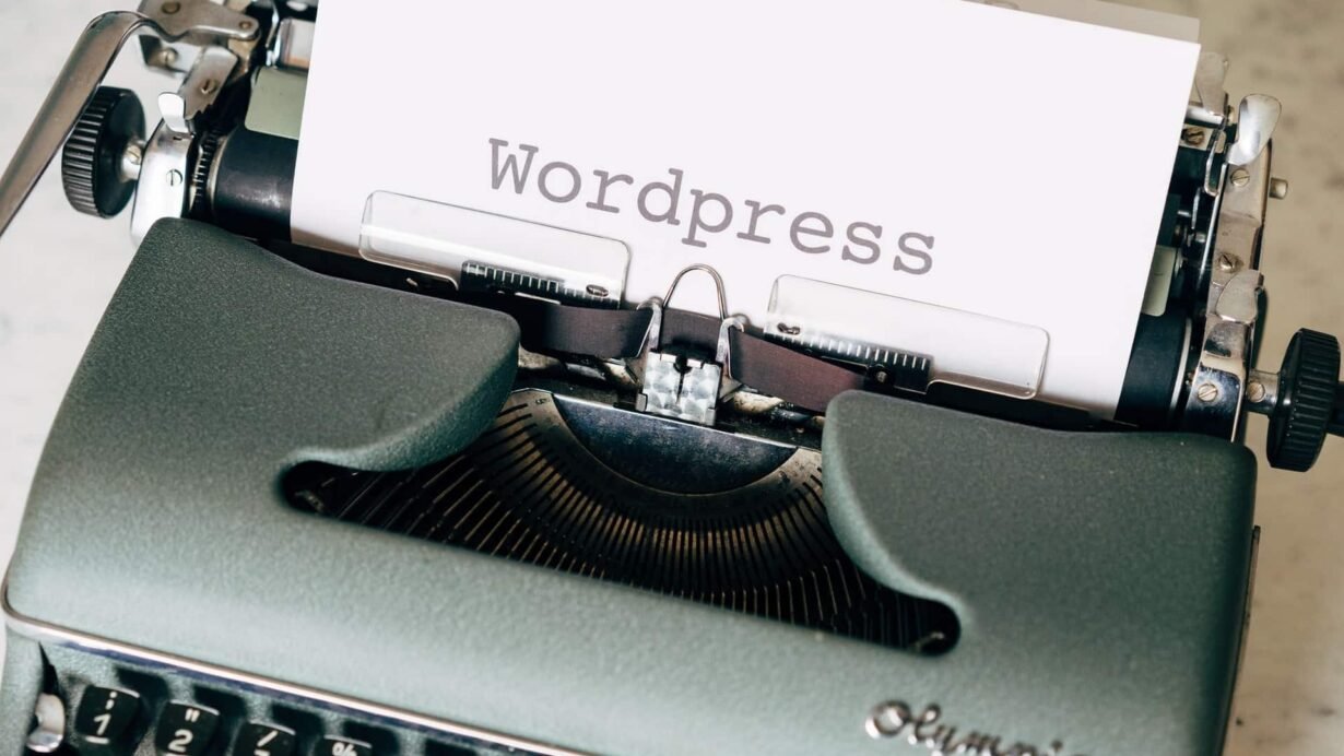 Machine à écrire avec le mot WordPress sur le papier