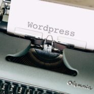 Machine à écrire avec le mot WordPress sur le papier
