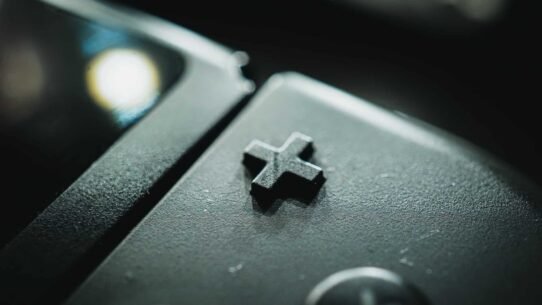 Gros plan d'une croix directionnelle sur une manette de jeu