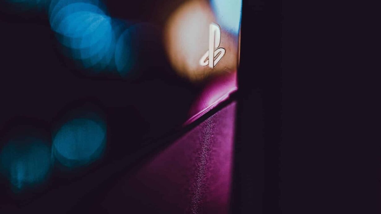 Logo d'une console de jeu avec éclairage coloré en arrière-plan