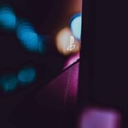 Logo d'une console de jeu avec éclairage coloré en arrière-plan