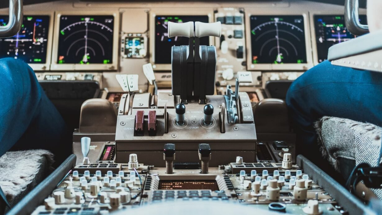 Poste de pilotage d'un avion avec instruments et commandes