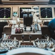 Poste de pilotage d'un avion avec instruments et commandes