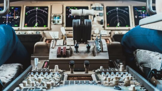 Poste de pilotage d'un avion avec instruments et commandes
