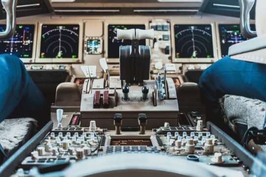 Poste de pilotage d'un avion avec instruments et commandes