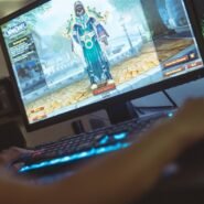 Personne jouant à un jeu vidéo sur un écran d'ordinateur