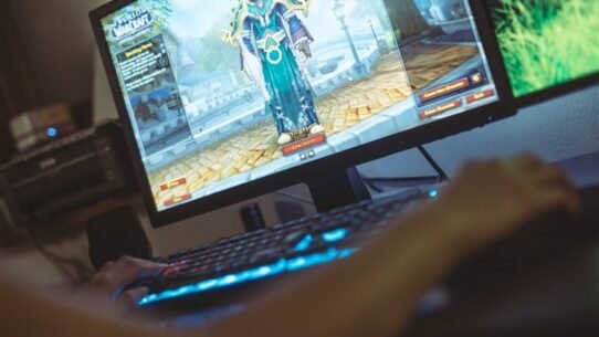 Personne jouant à un jeu vidéo sur un écran d'ordinateur