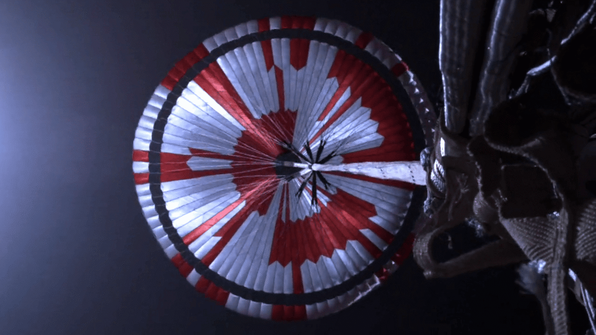 Parachute rouge et blanc se déployant dans l'espace