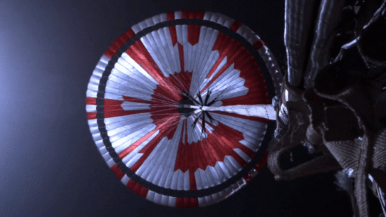 Parachute rouge et blanc se déployant dans l'espace