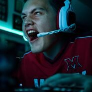 Gamer concentré avec un casque jouant sur ordinateur