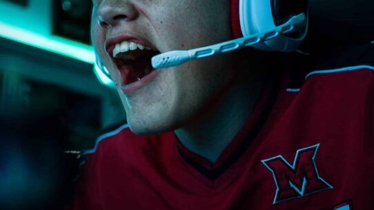 Gamer concentré avec un casque jouant sur ordinateur