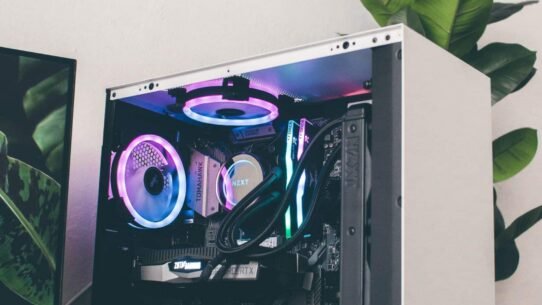 Unité centrale de gaming avec composants éclairés en RGB
