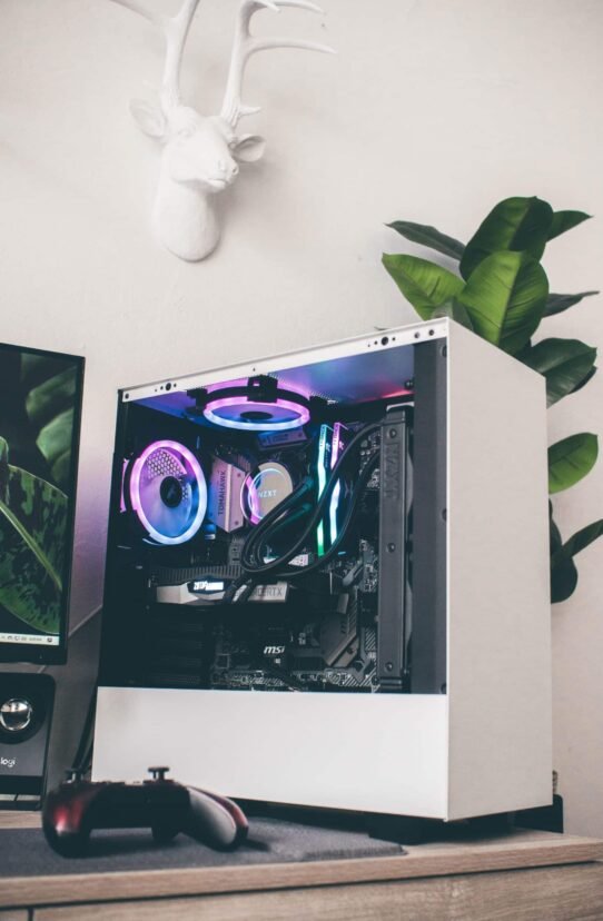 Unité centrale de gaming avec composants éclairés en RGB
