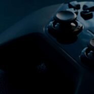 Gros plan d'une manette de jeu noire sur fond sombre