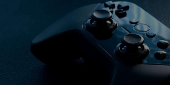 Gros plan d'une manette de jeu noire sur fond sombre