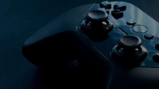 Gros plan d'une manette de jeu noire sur fond sombre