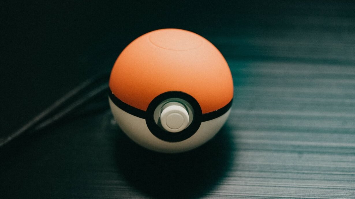 Une Poké Ball posée sur une surface sombre
