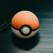 Une Poké Ball posée sur une surface sombre