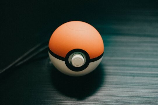 Une Poké Ball posée sur une surface sombre