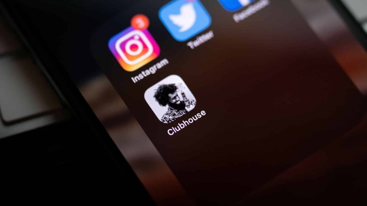 Écran de smartphone avec les icônes Clubhouse, Instagram, Twitter, Facebook