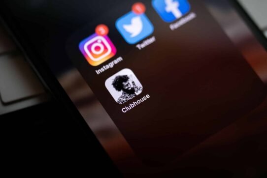 Écran de smartphone avec les icônes Clubhouse, Instagram, Twitter, Facebook