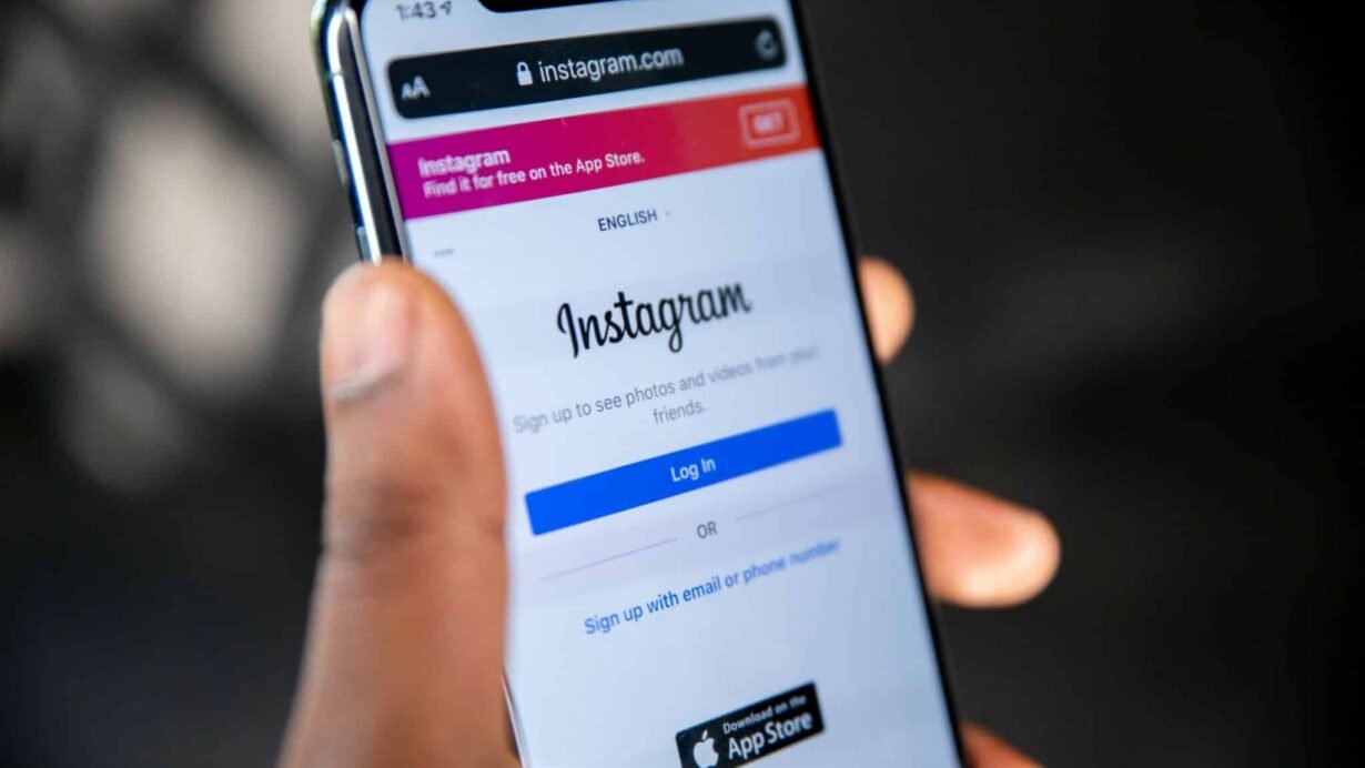 Écran de connexion Instagram sur un smartphone tenu par une main