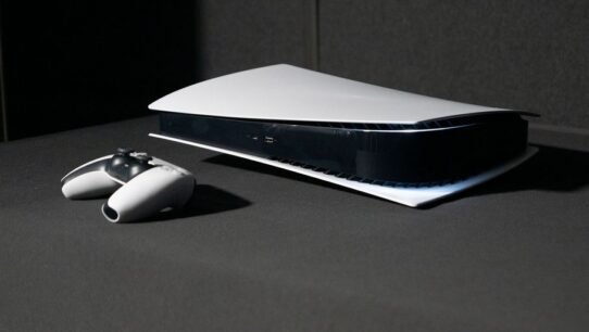 Console de jeu blanche avec manette posée sur une table