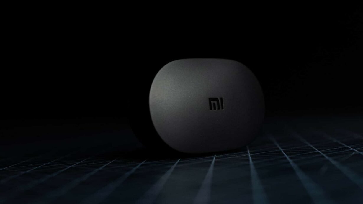 Boîtier noir avec logo mi sur fond sombre