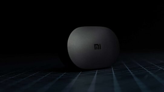 Boîtier noir avec logo mi sur fond sombre