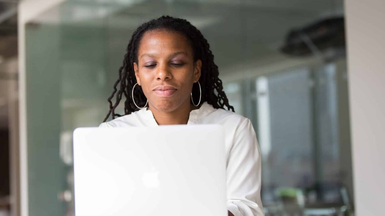 Femme travaillant sur un ordinateur portable dans un bureau moderne