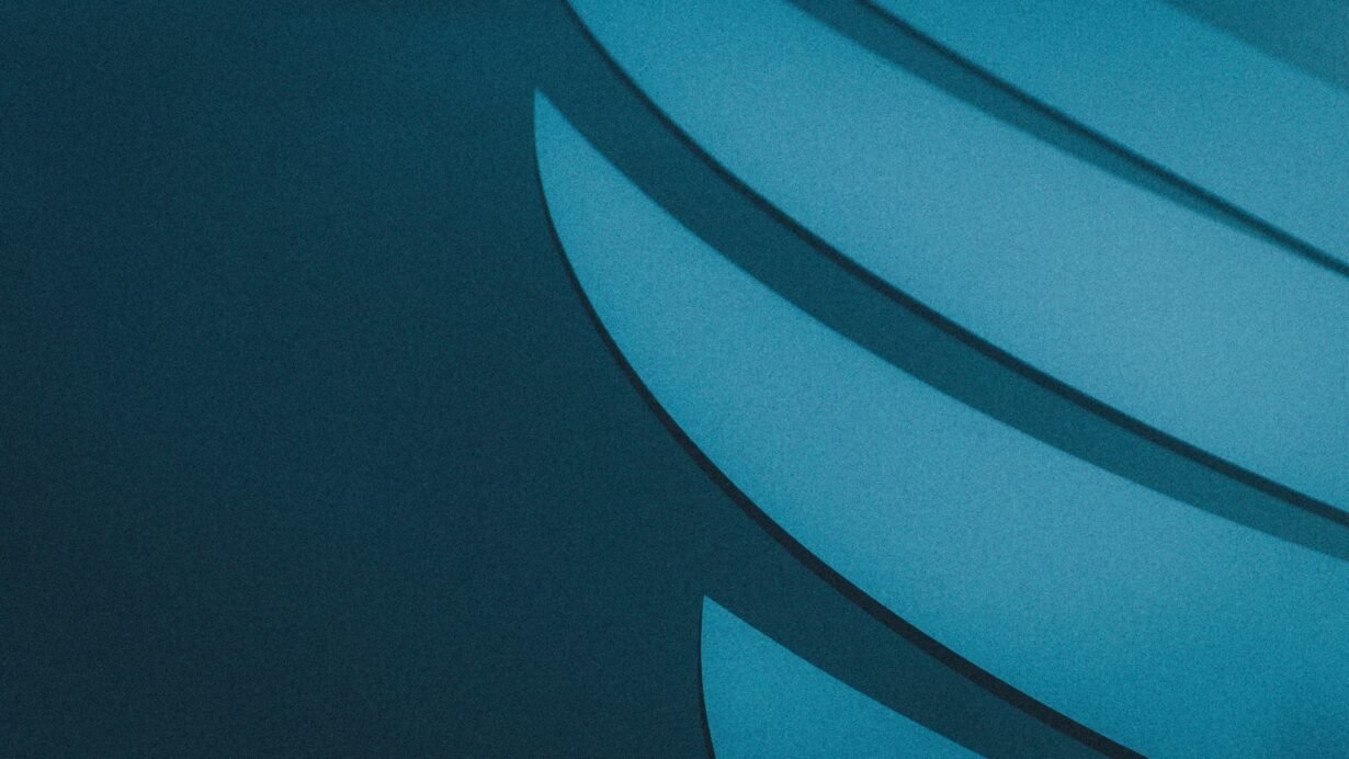 Formes géométriques en nuances de bleu sur fond sombre