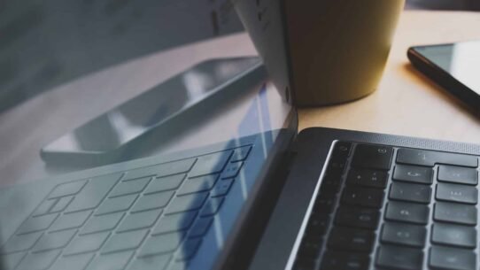 Clavier d'ordinateur portable avec smartphone sur un bureau