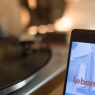 Smartphone avec Leboncoin et platine vinyle en arrière-plan