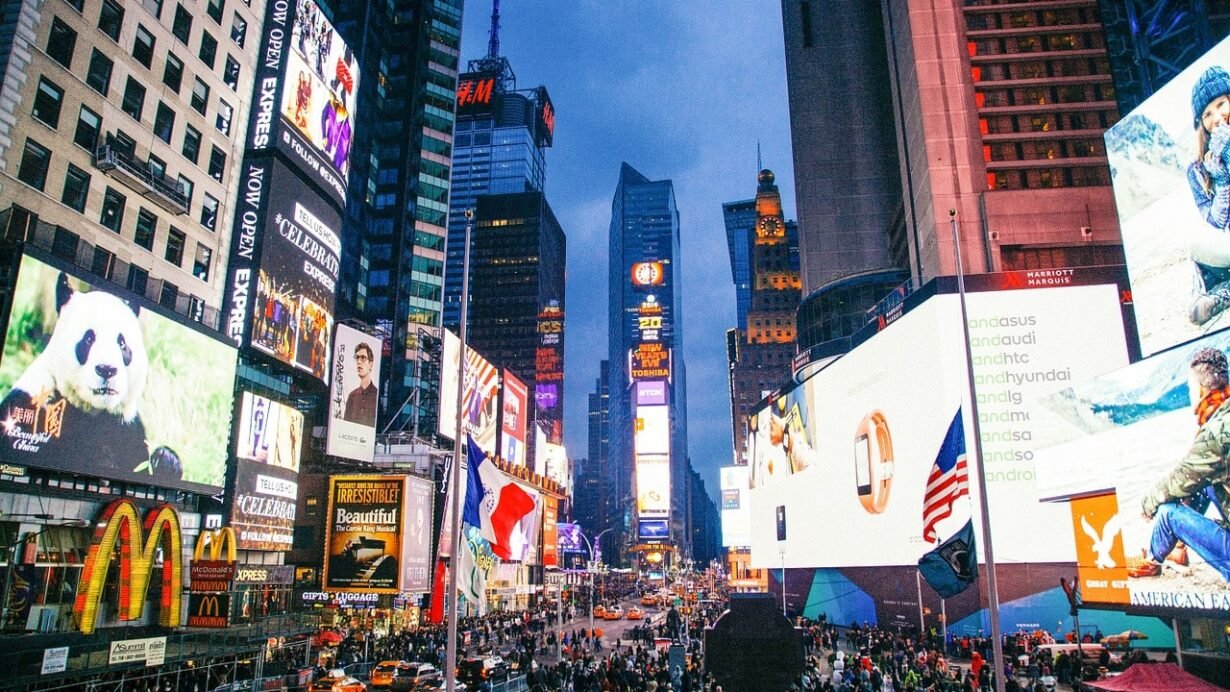 Vue de Times Square animé avec affichages lumineux