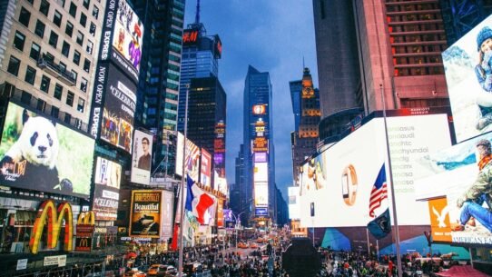Vue de Times Square animé avec affichages lumineux