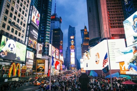 Vue de Times Square animé avec affichages lumineux