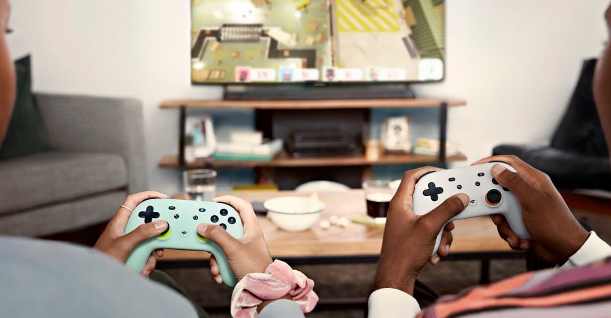 Deux personnes jouant à un jeu vidéo sur une console