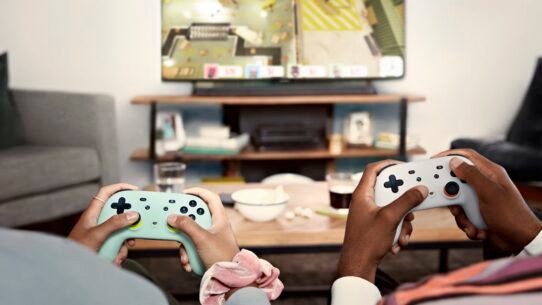 Deux personnes jouant à un jeu vidéo sur une console