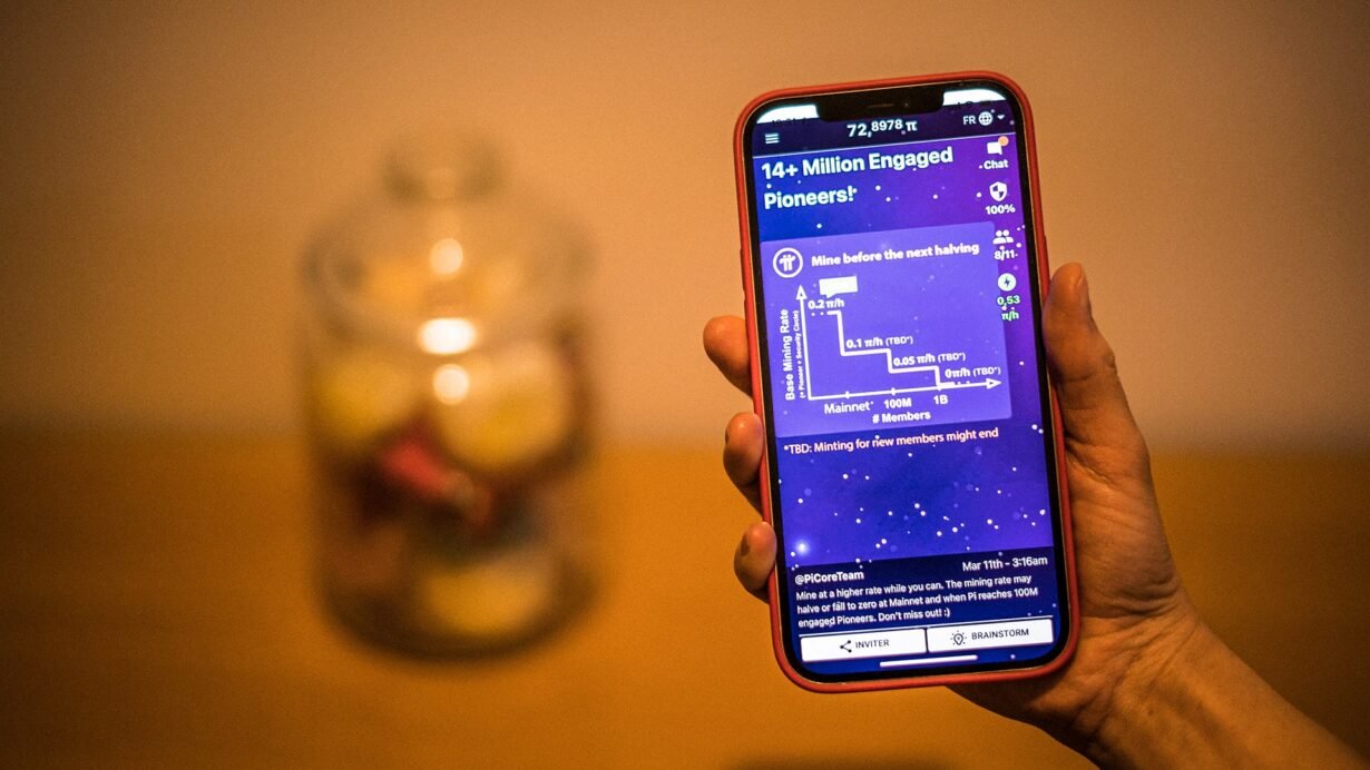 Main tenant un smartphone avec une application de cryptomonnaie