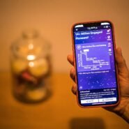 Main tenant un smartphone avec une application de cryptomonnaie