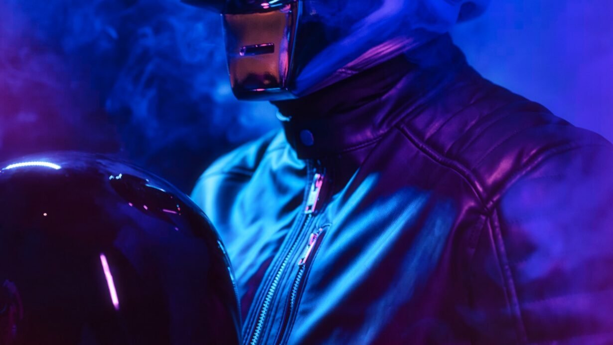 Personne en casque futuriste avec effets de fumée et lumière