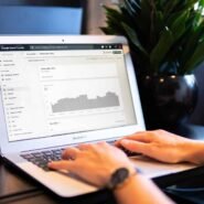 Personne utilisant Google Search Console sur un ordinateur portable