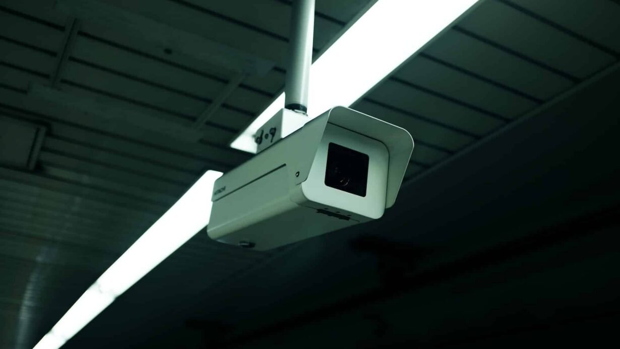 Caméra de surveillance fixée au plafond